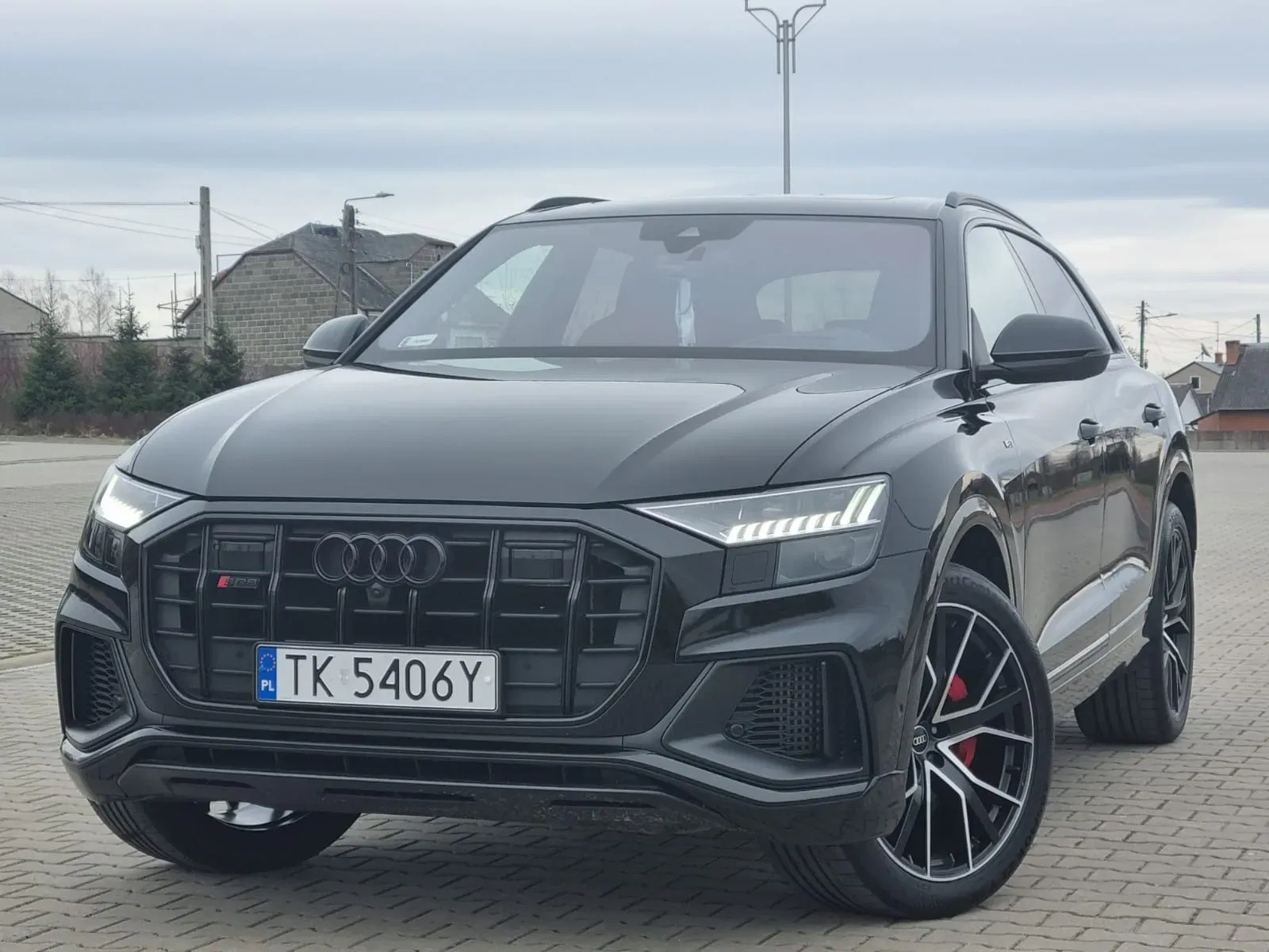 Czarne Audi SQ8